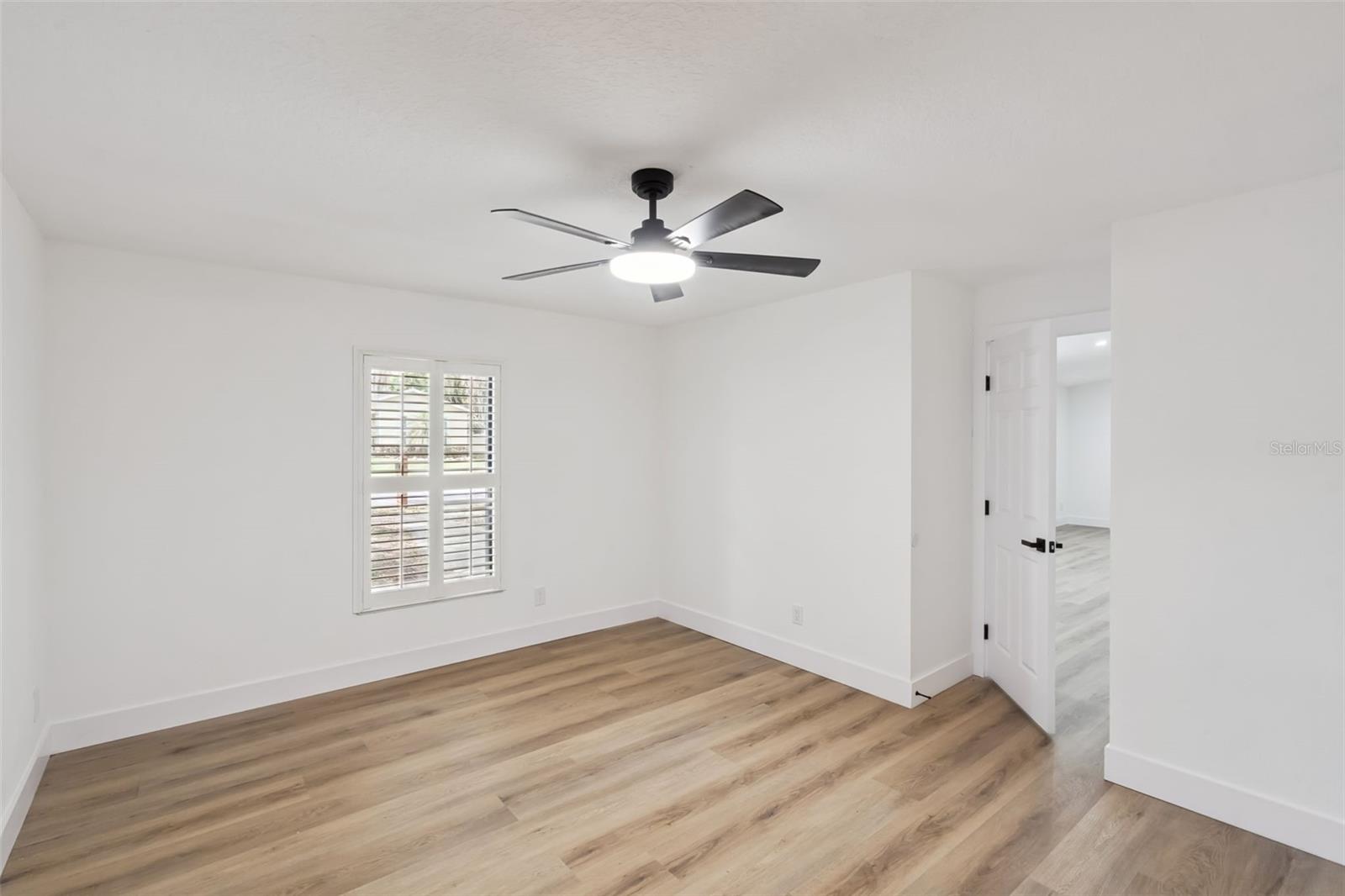 Image 26 of 61 For 418 Lakeshore Drive