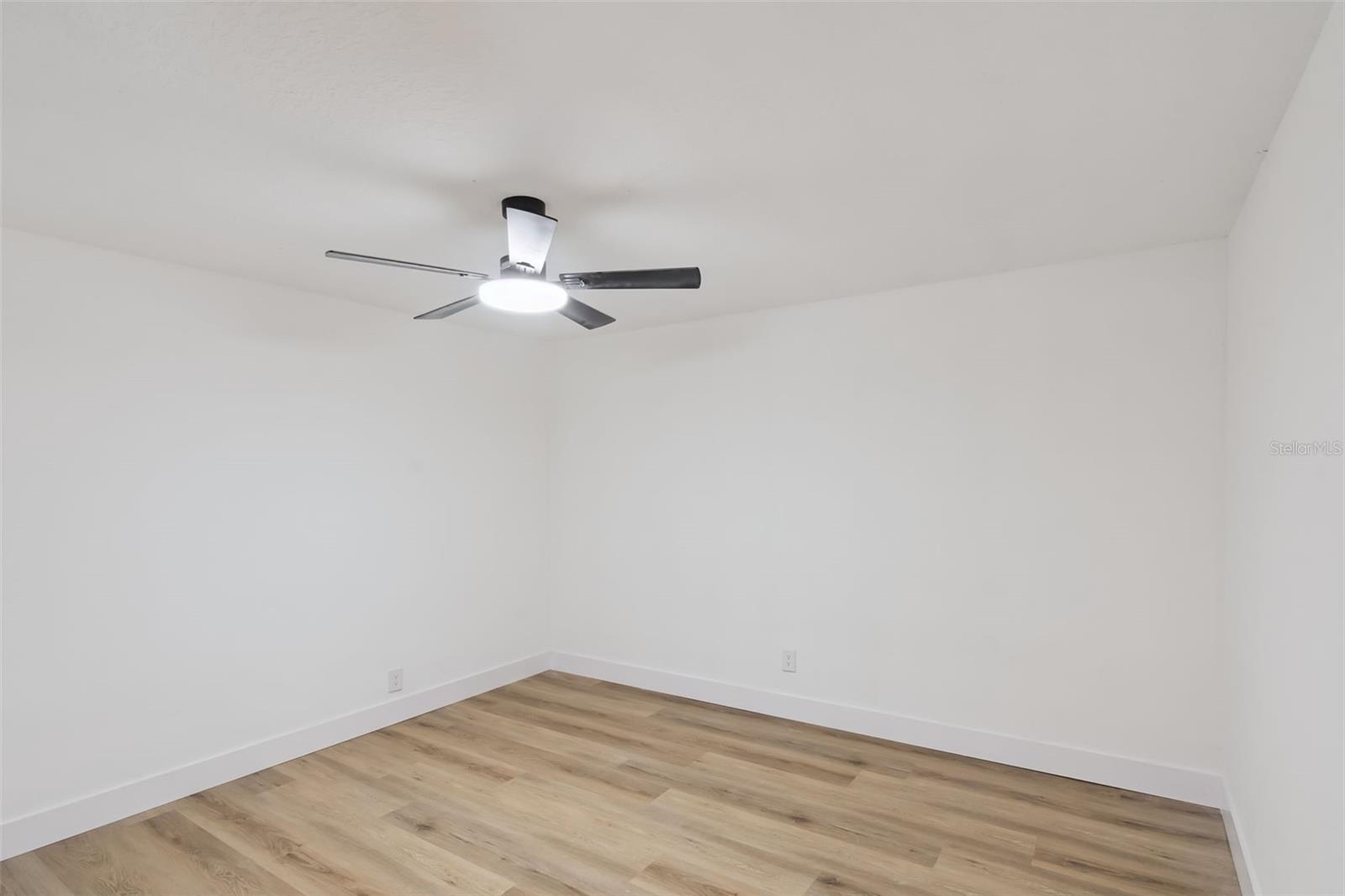 Image 27 of 61 For 418 Lakeshore Drive