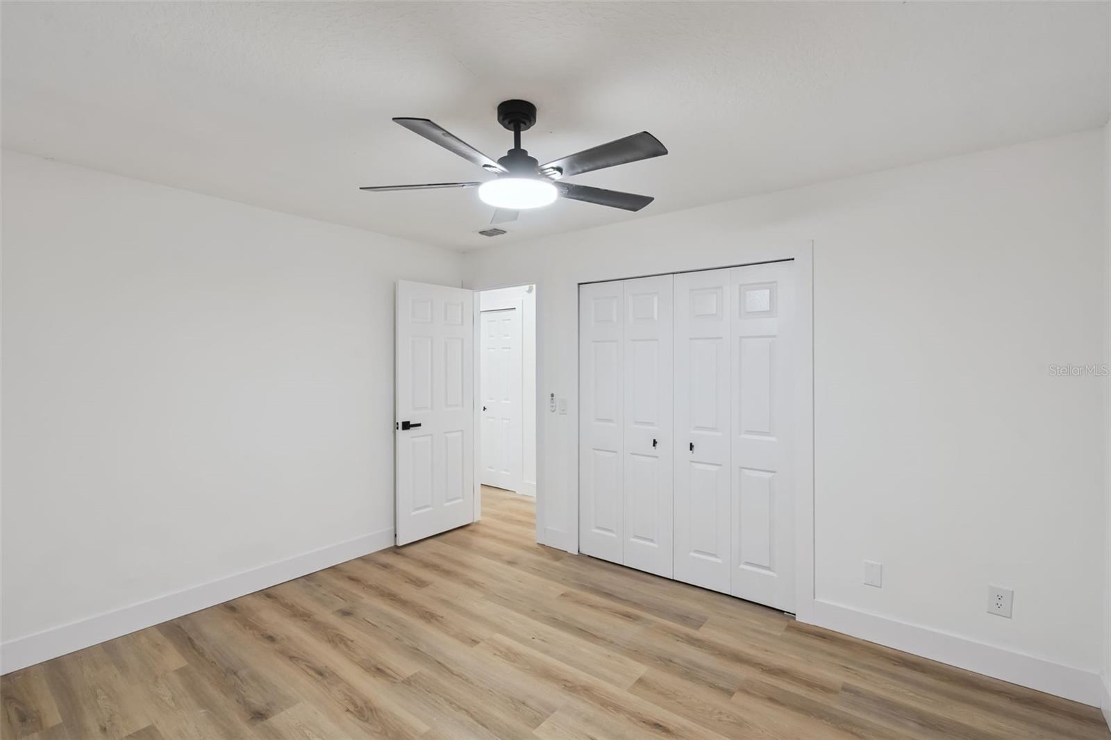 Image 28 of 61 For 418 Lakeshore Drive