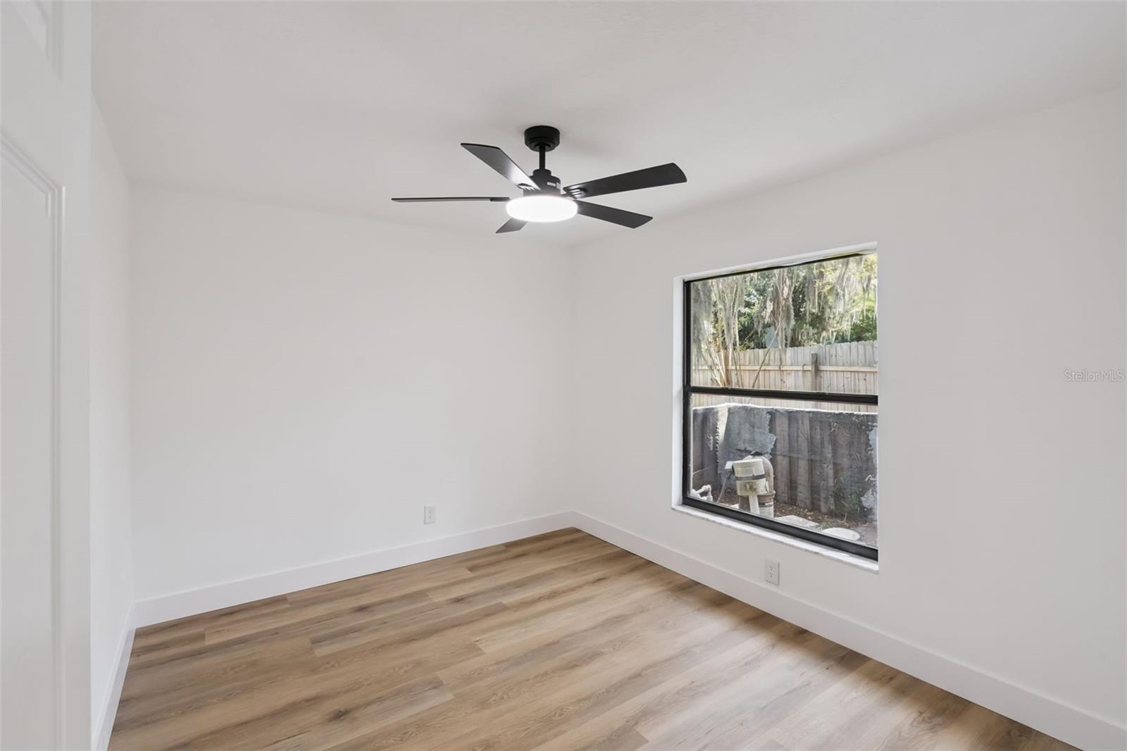 Image 29 of 61 For 418 Lakeshore Drive