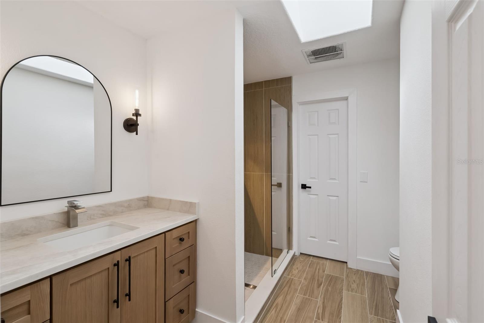 Image 31 of 61 For 418 Lakeshore Drive