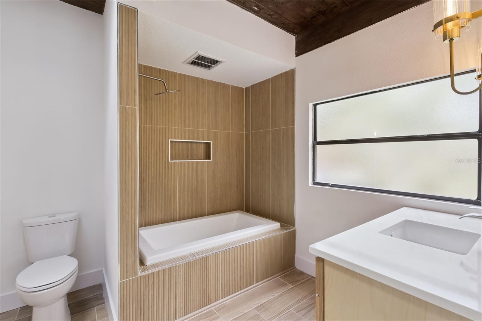 Image 40 of 61 For 418 Lakeshore Drive