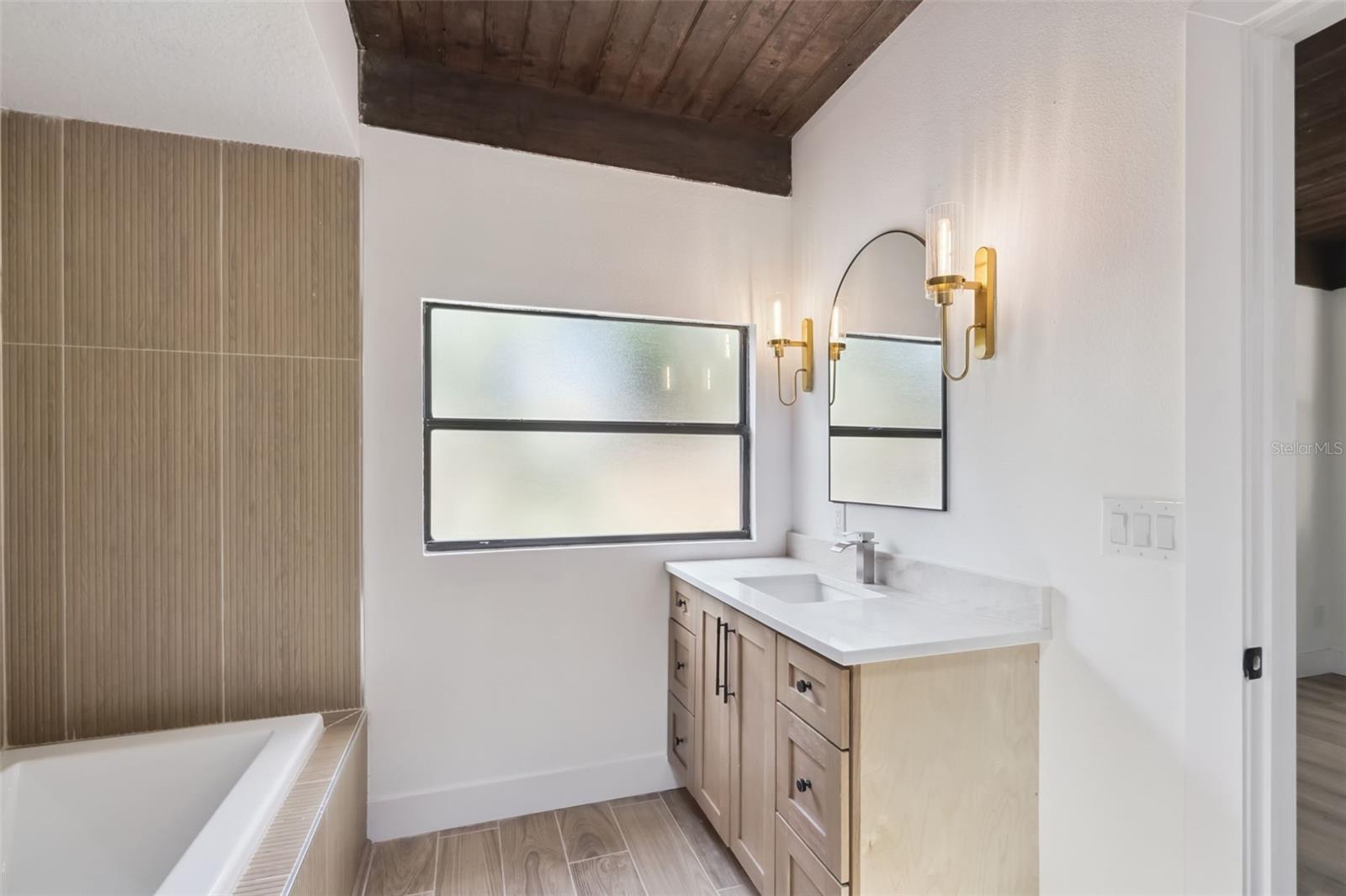 Image 41 of 61 For 418 Lakeshore Drive