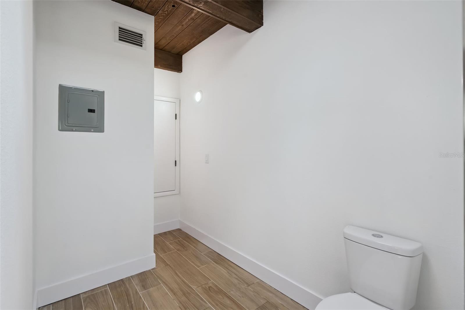 Image 42 of 61 For 418 Lakeshore Drive