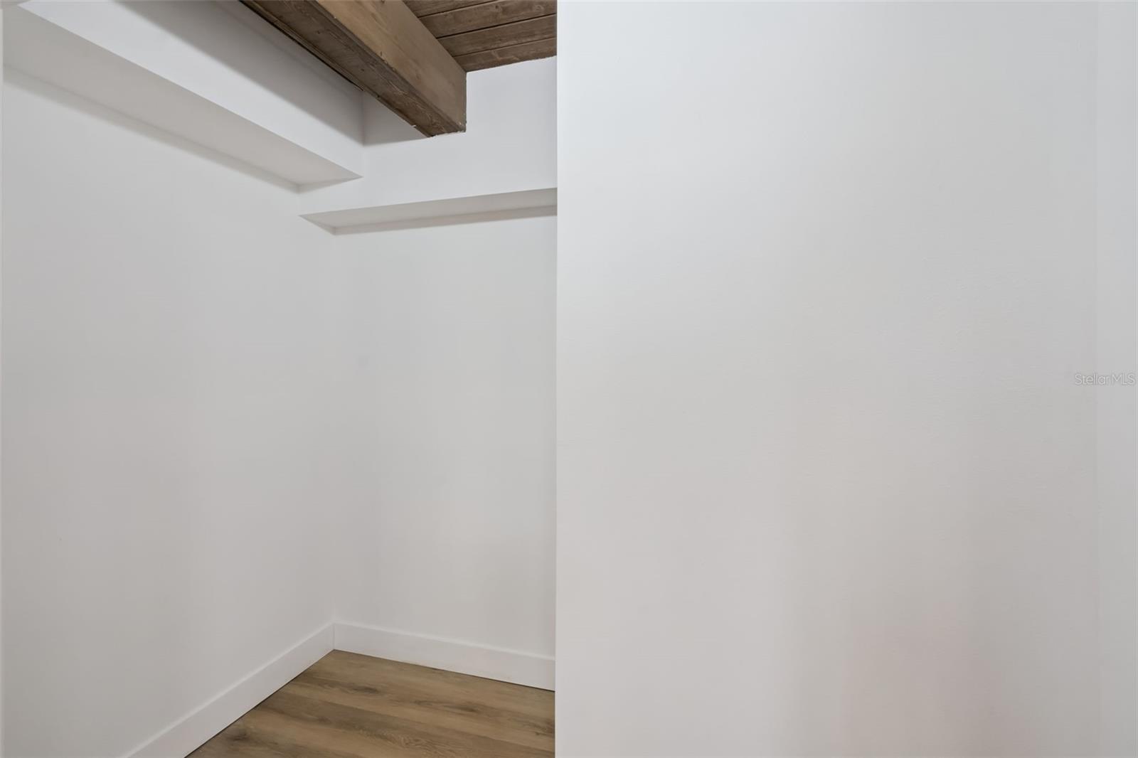 Image 43 of 61 For 418 Lakeshore Drive