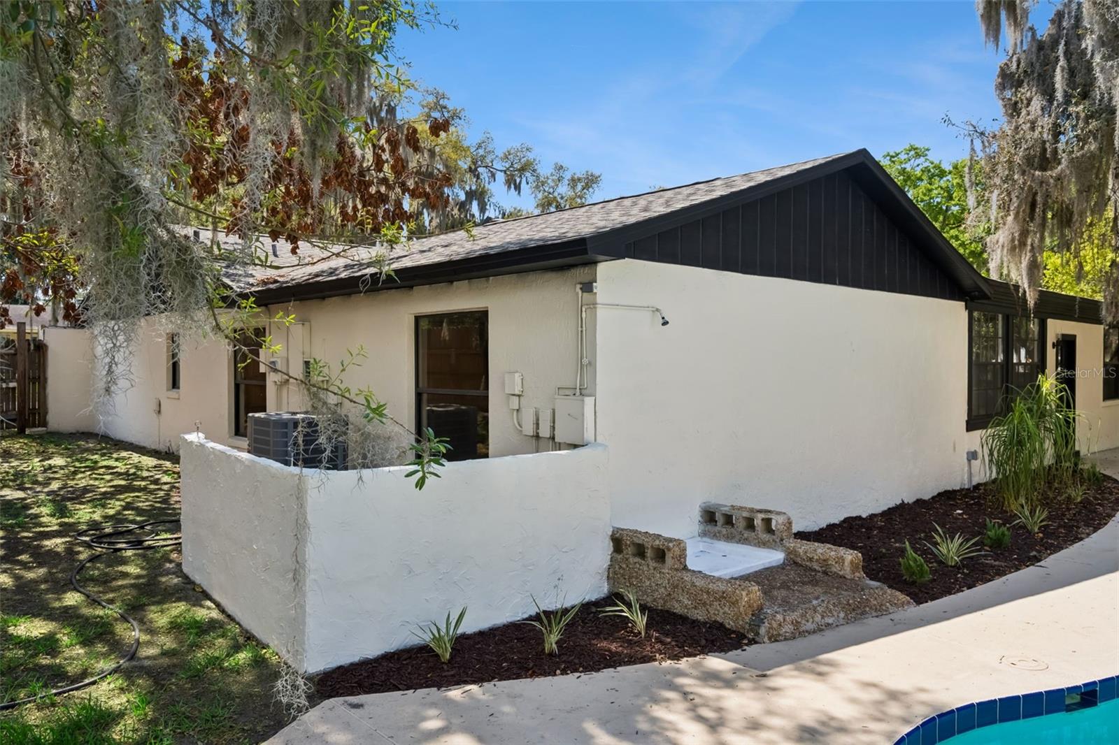 Image 47 of 61 For 418 Lakeshore Drive