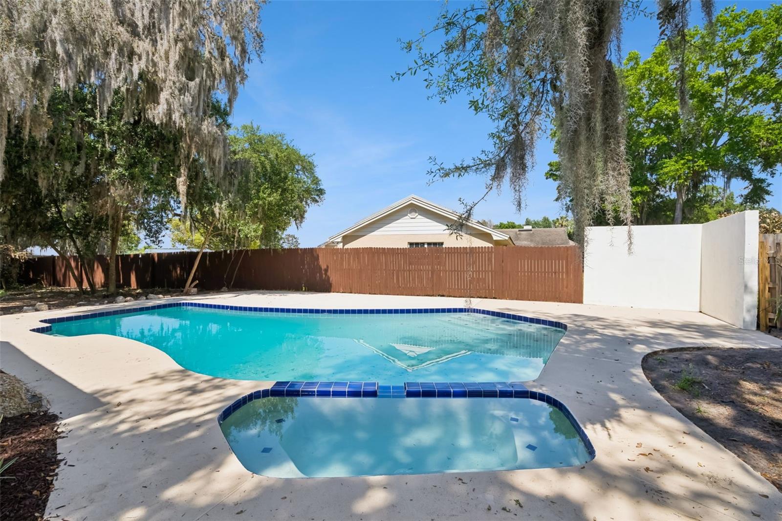 Image 48 of 61 For 418 Lakeshore Drive