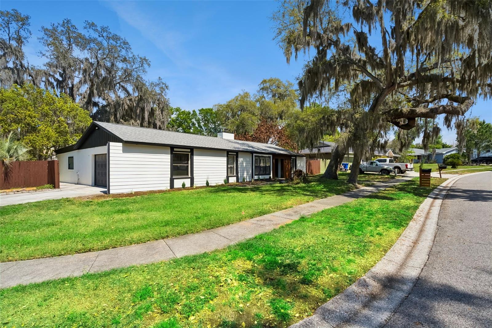 Image 5 of 61 For 418 Lakeshore Drive