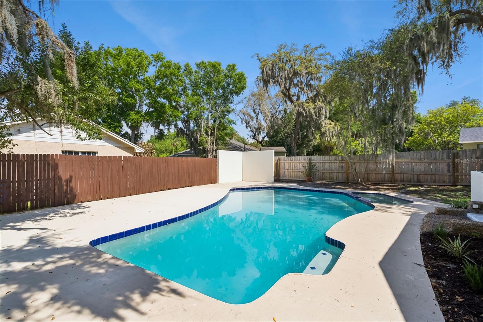 Image 50 of 61 For 418 Lakeshore Drive