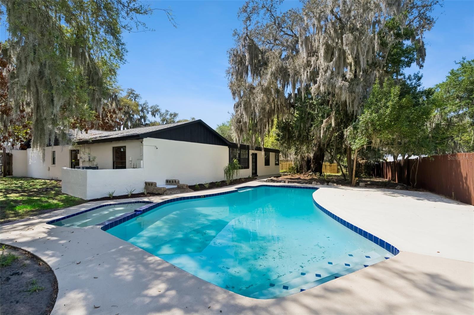 Image 51 of 61 For 418 Lakeshore Drive