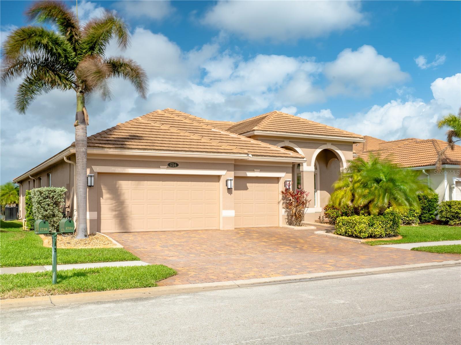 Image 2 of 45 For 1724 Belmont Circle Sw