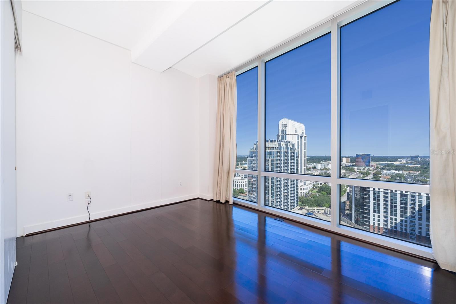 Image 13 of 27 For 150 Robinson Street 2112