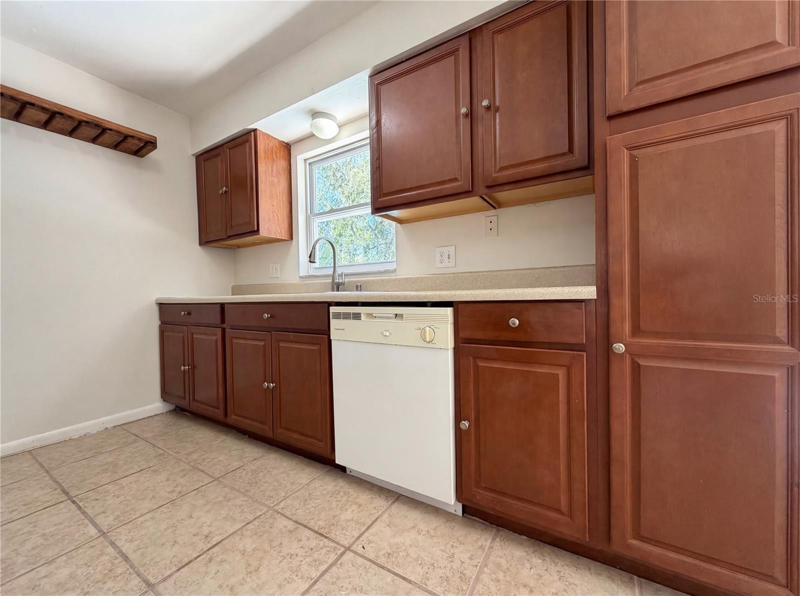 Image 14 of 22 For 909 Winchester Court