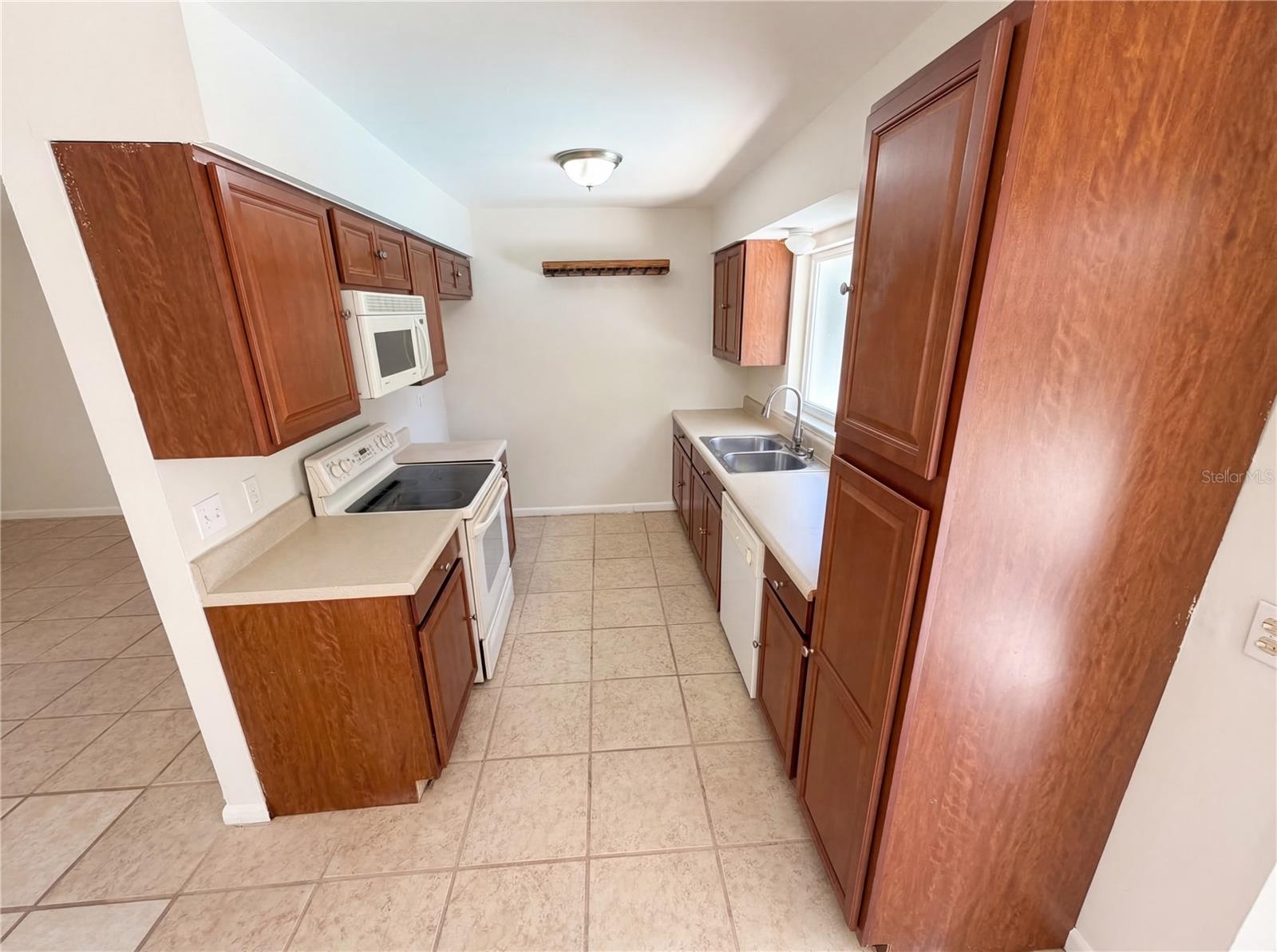 Image 2 of 22 For 909 Winchester Court