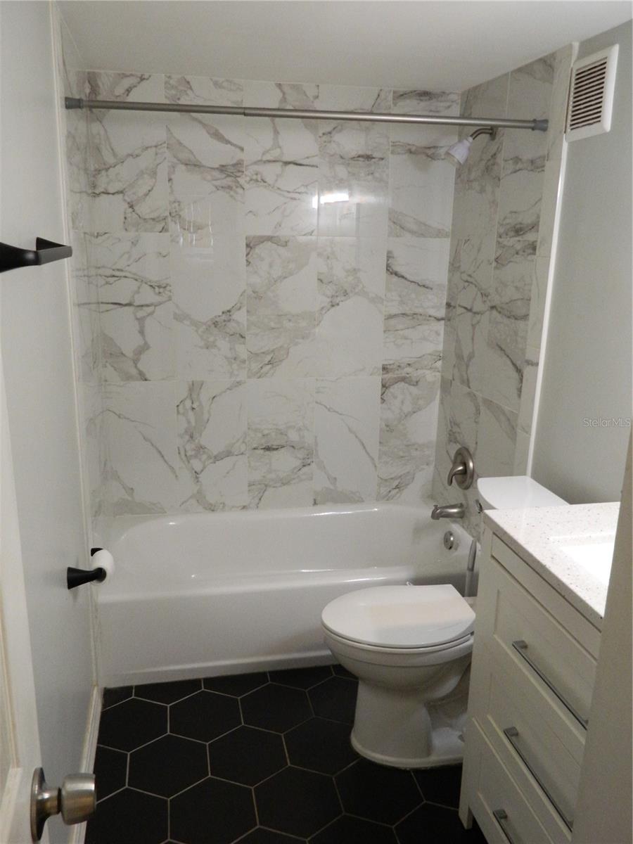 Image 12 of 21 For 924 Lake Destiny Road A