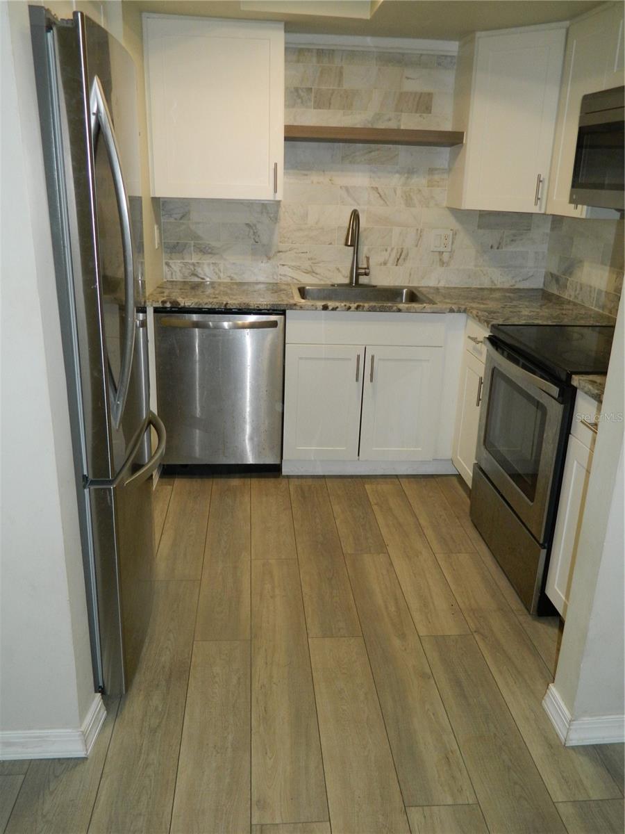 Image 6 of 21 For 924 Lake Destiny Road A