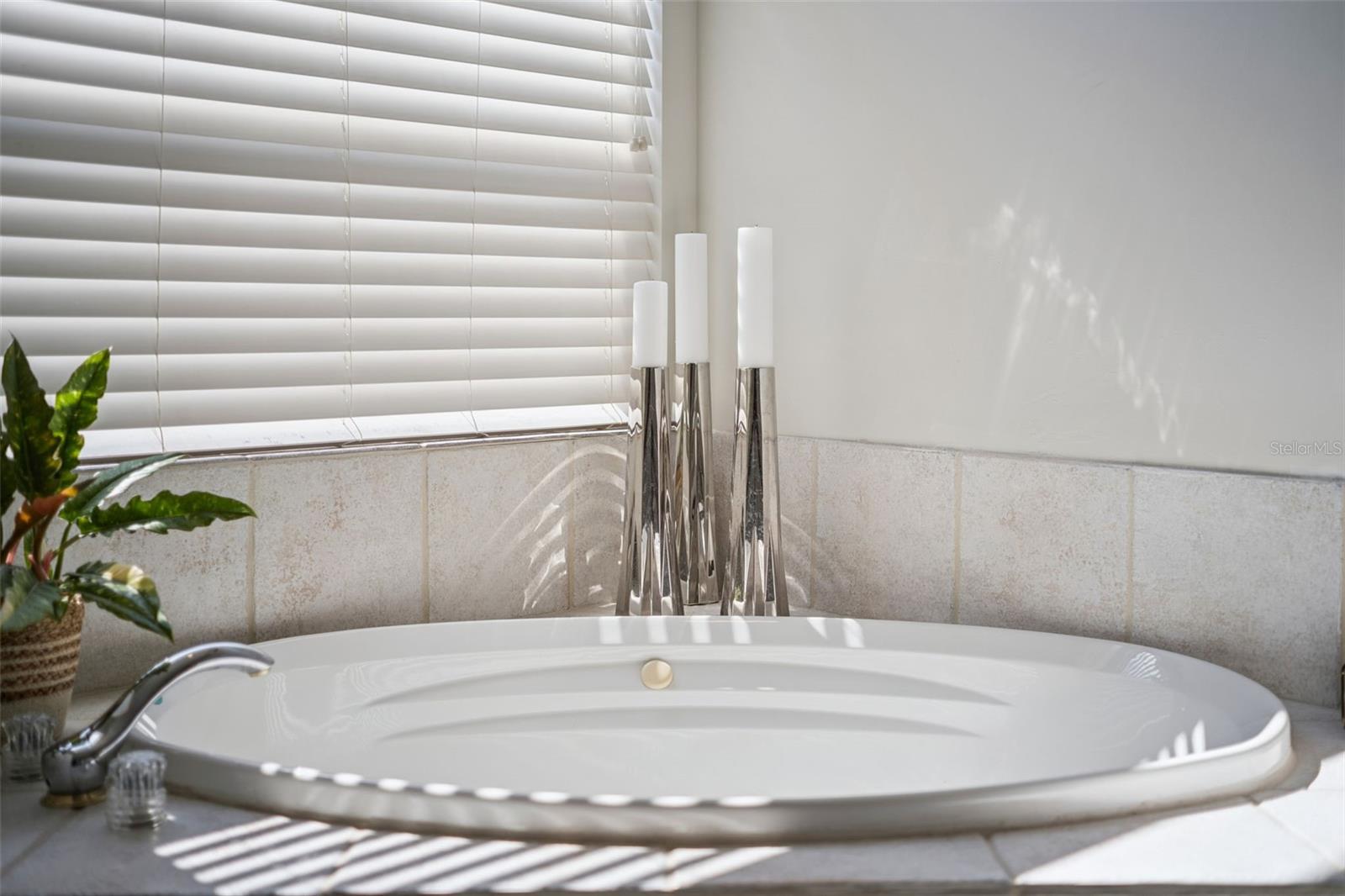 Image 22 of 59 For 213 Heatherwood Court