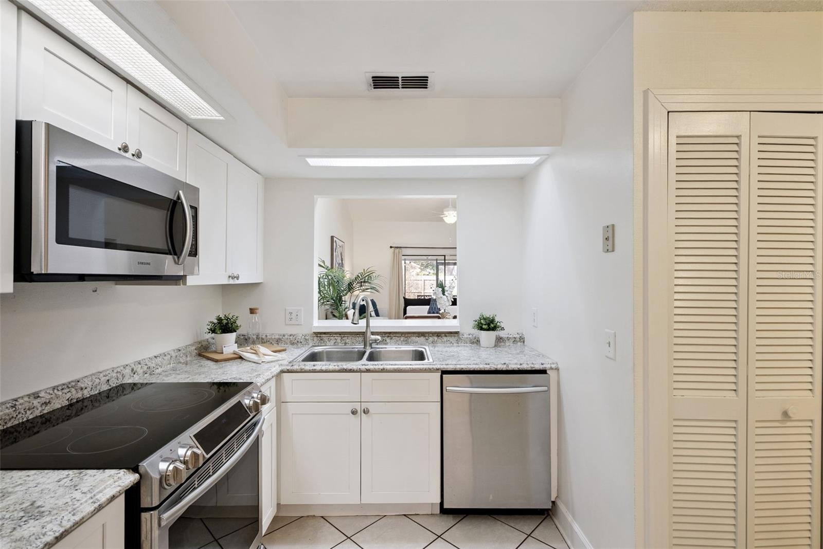 Image 5 of 27 For 410 Poplar Court