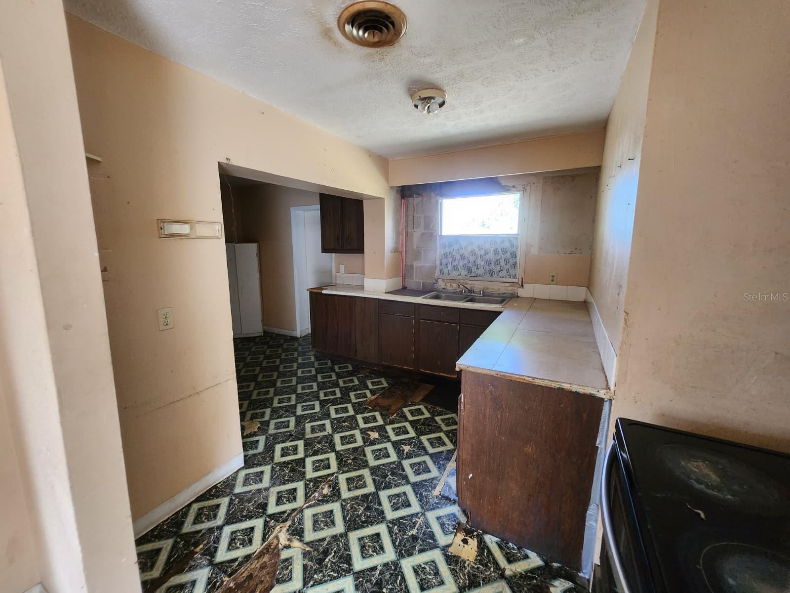 Image 10 of 23 For 910 Emerald Drive