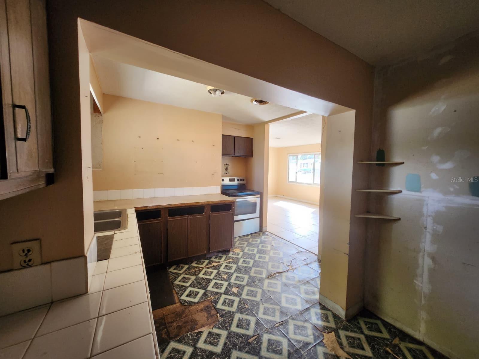 Image 12 of 23 For 910 Emerald Drive