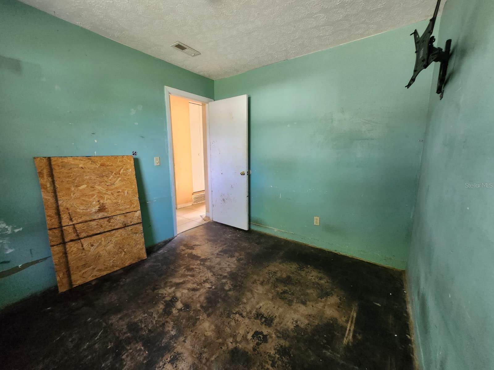 Image 17 of 23 For 910 Emerald Drive