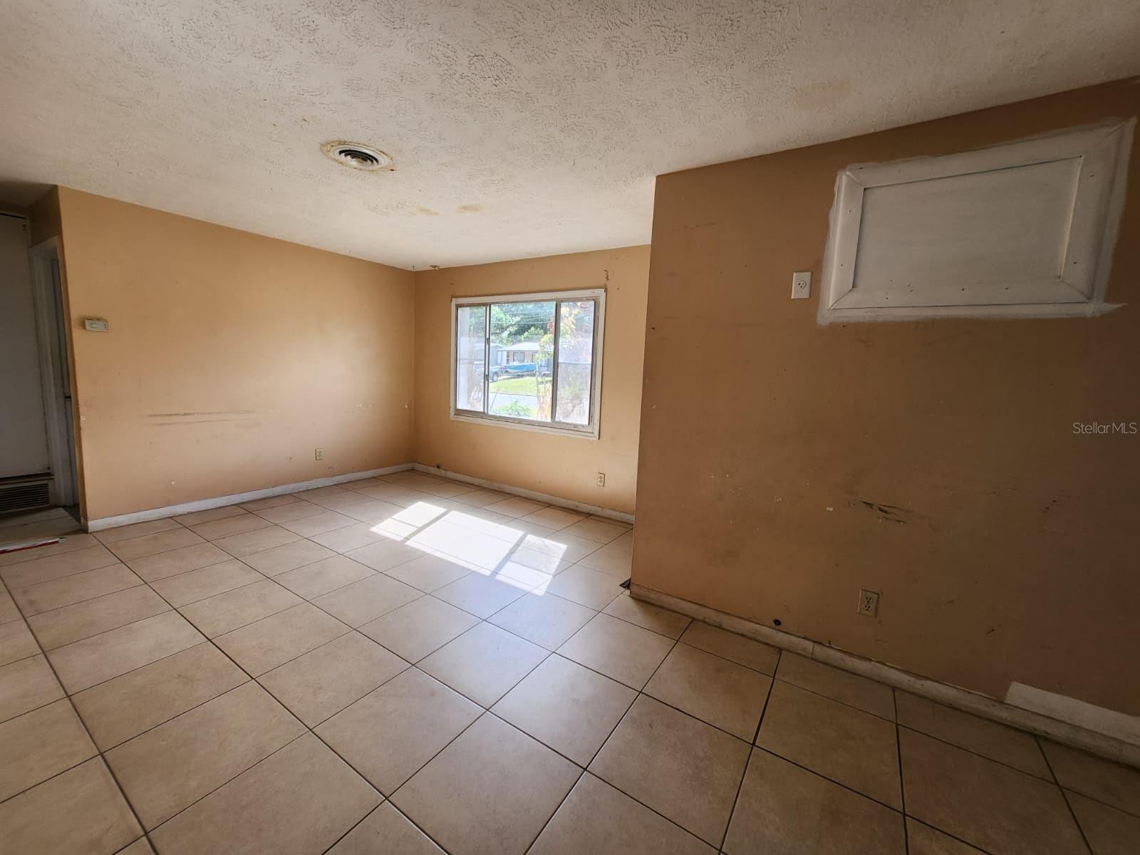 Image 4 of 23 For 910 Emerald Drive