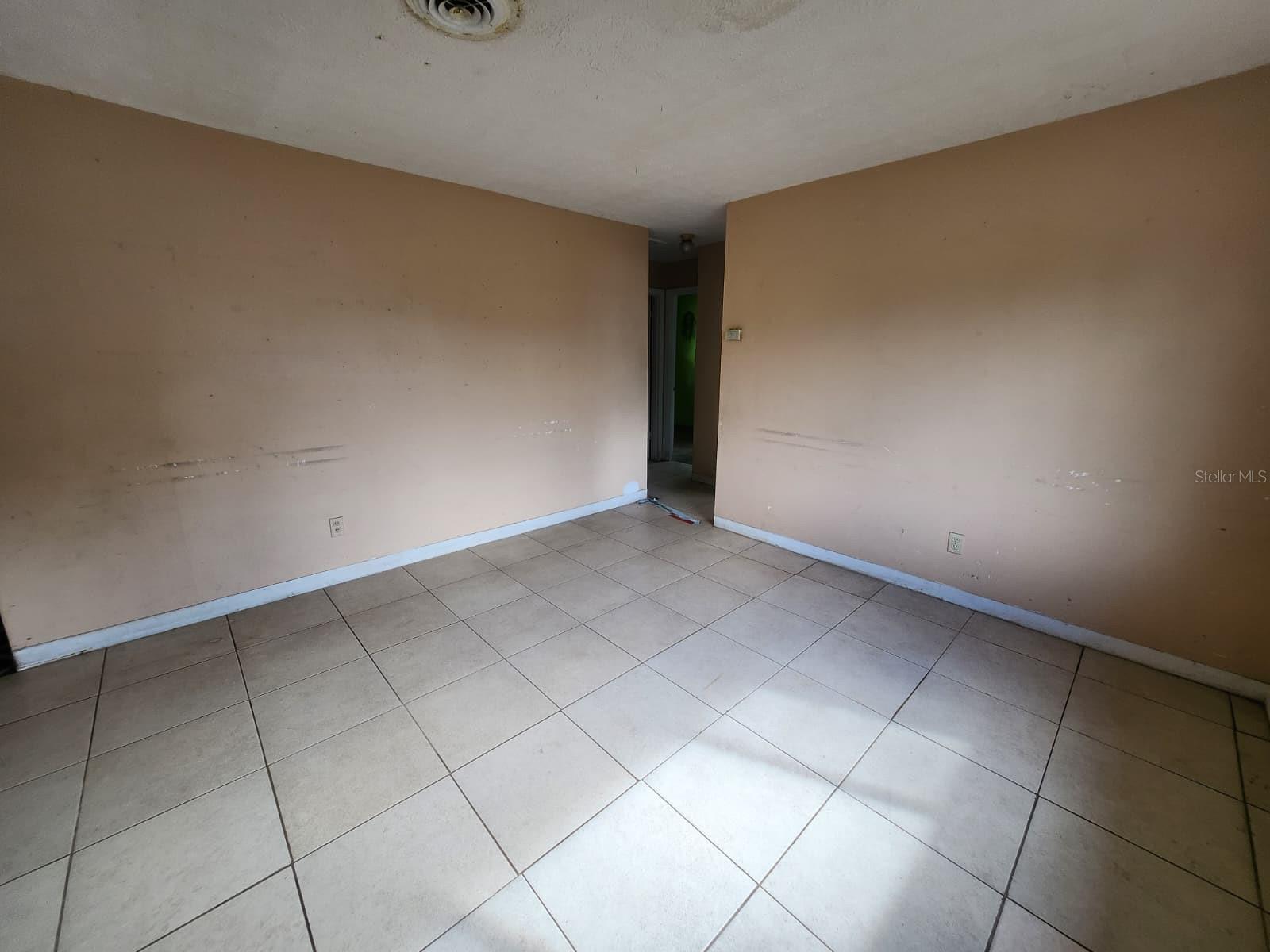 Image 5 of 23 For 910 Emerald Drive