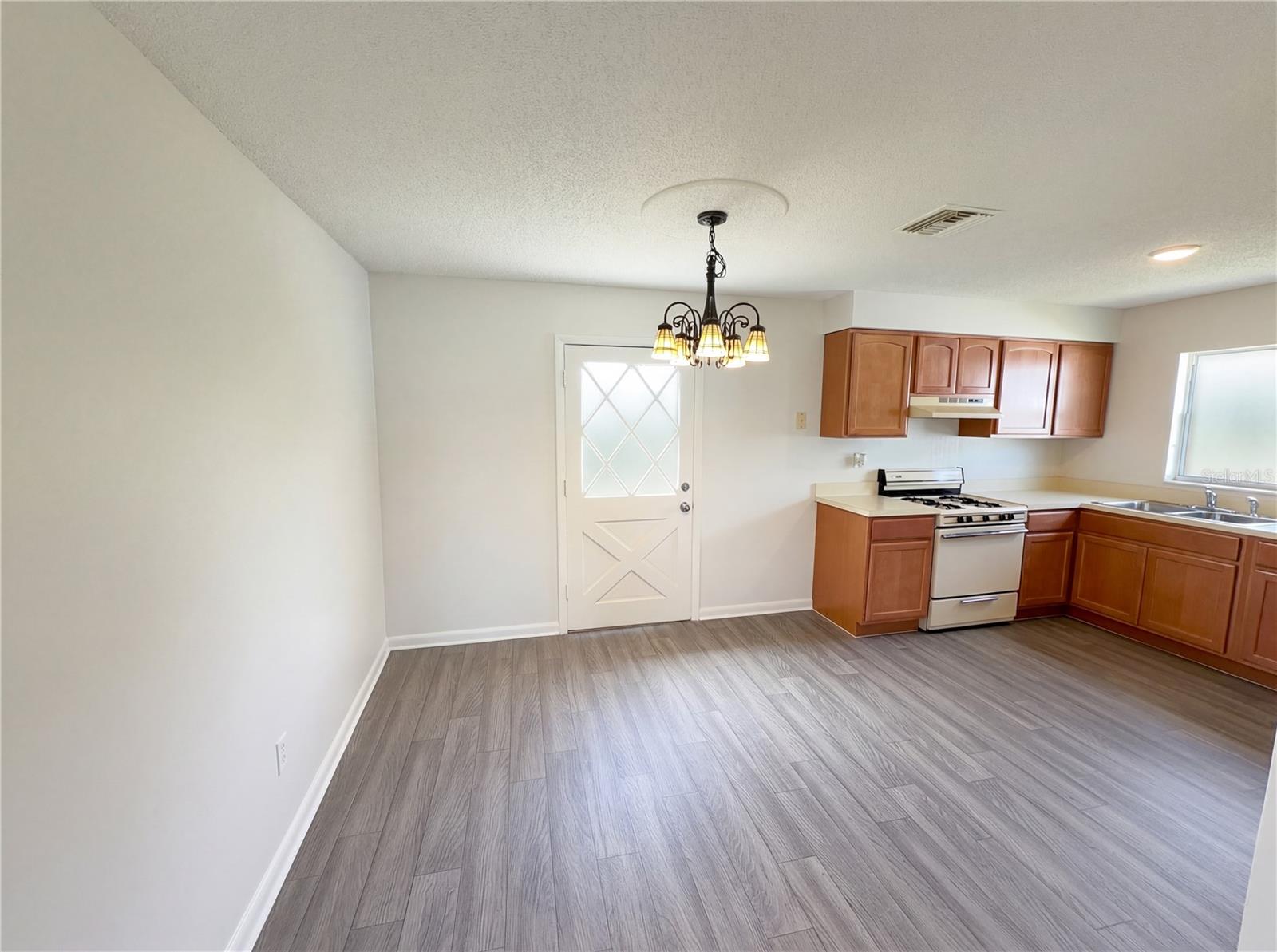 Image 11 of 24 For 905 Cedar Drive