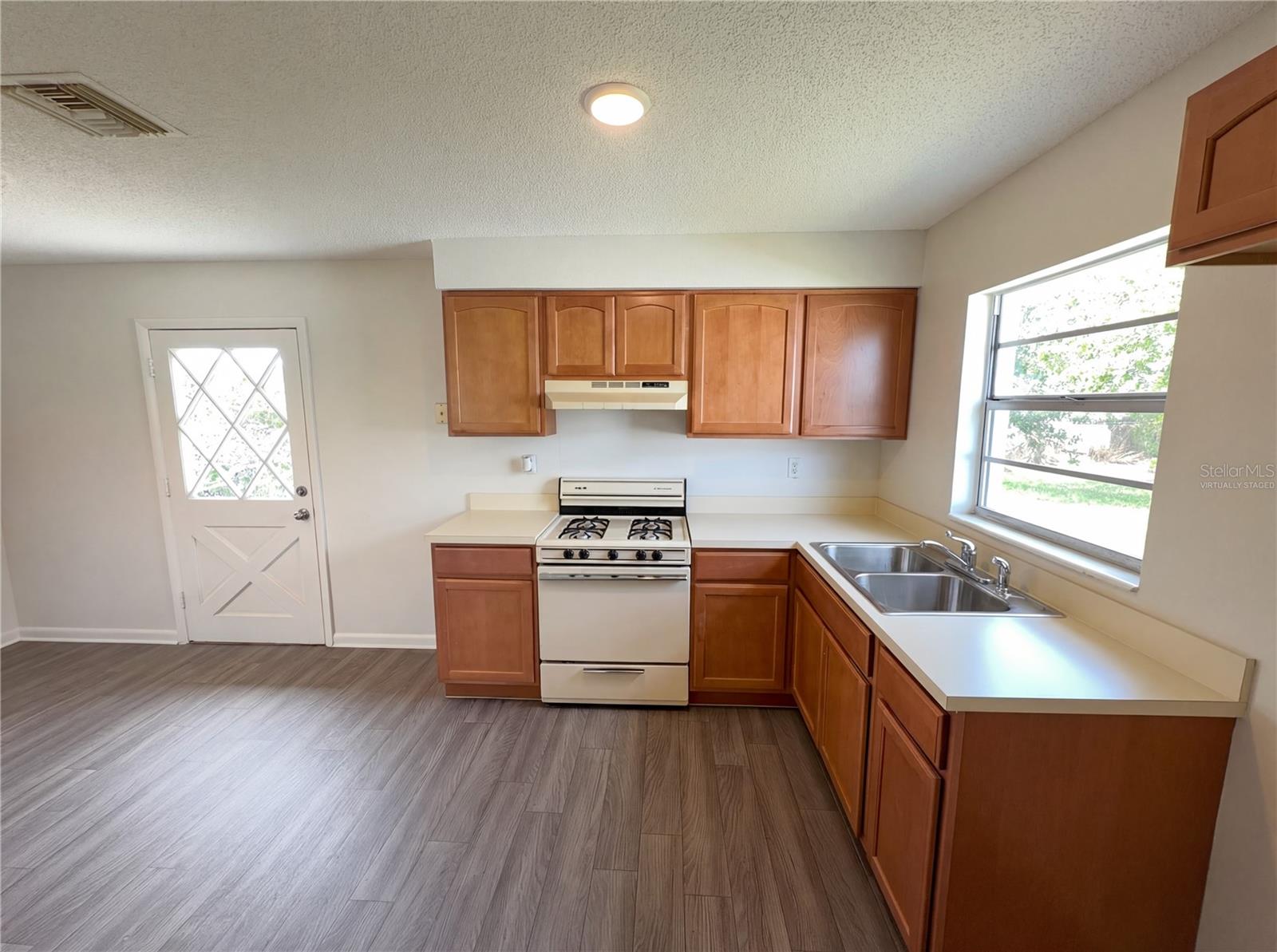 Image 2 of 24 For 905 Cedar Drive