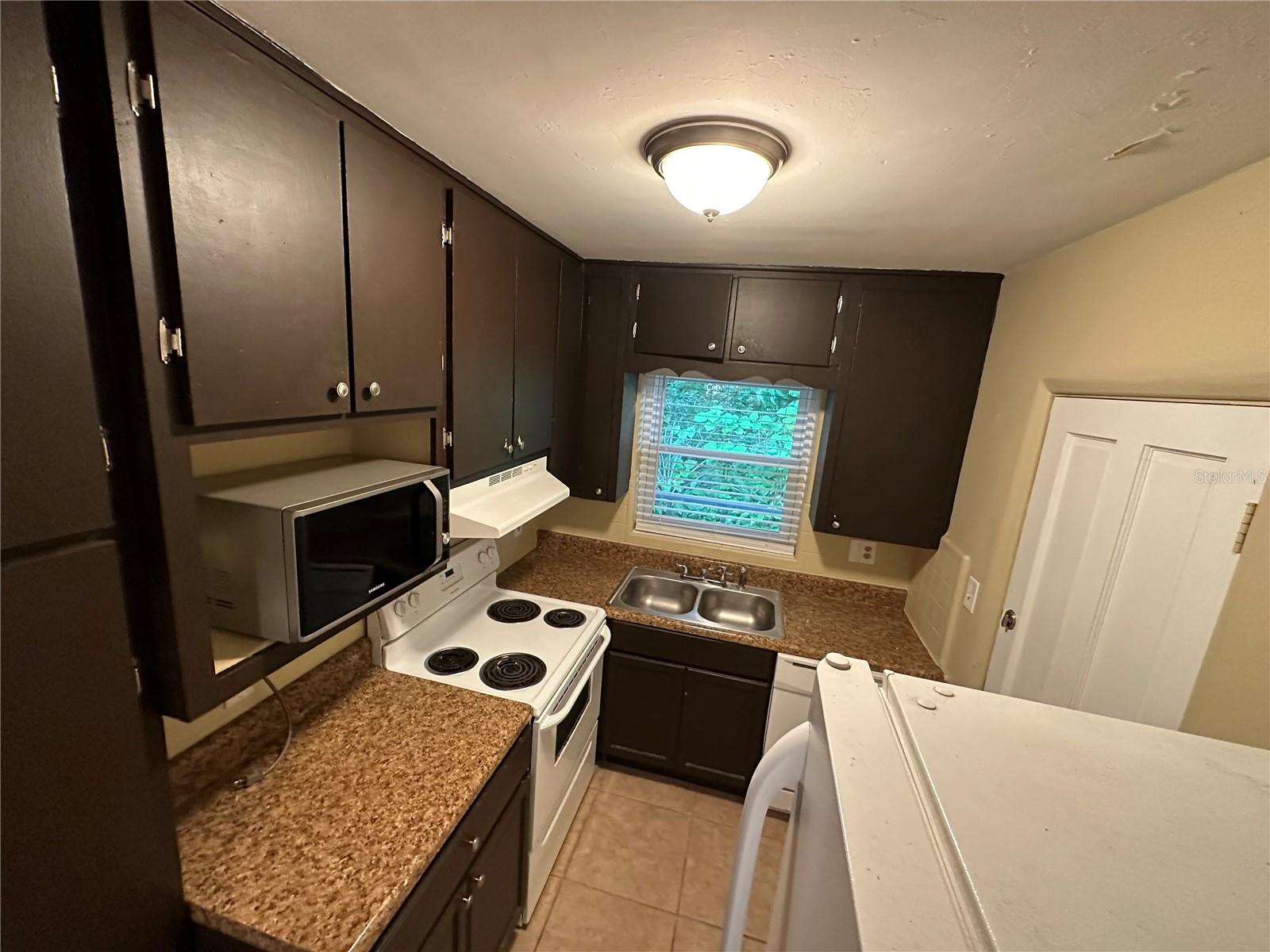 Image 4 of 11 For 1633 Livingston Street