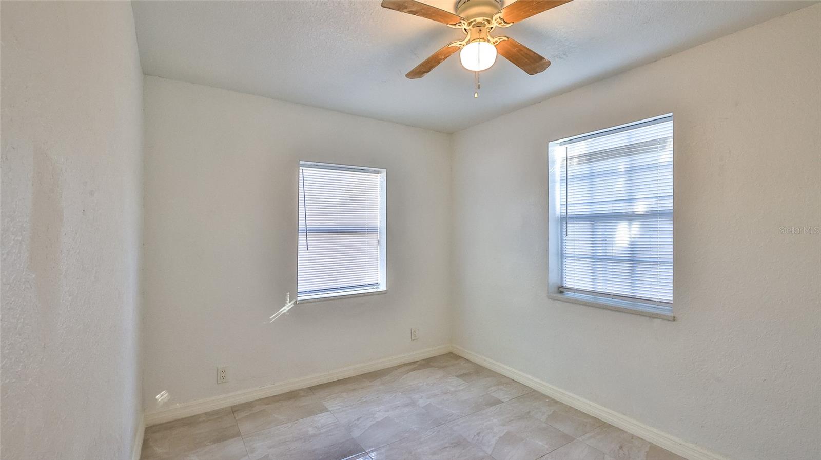 Image 17 of 27 For 326 Hobart Avenue