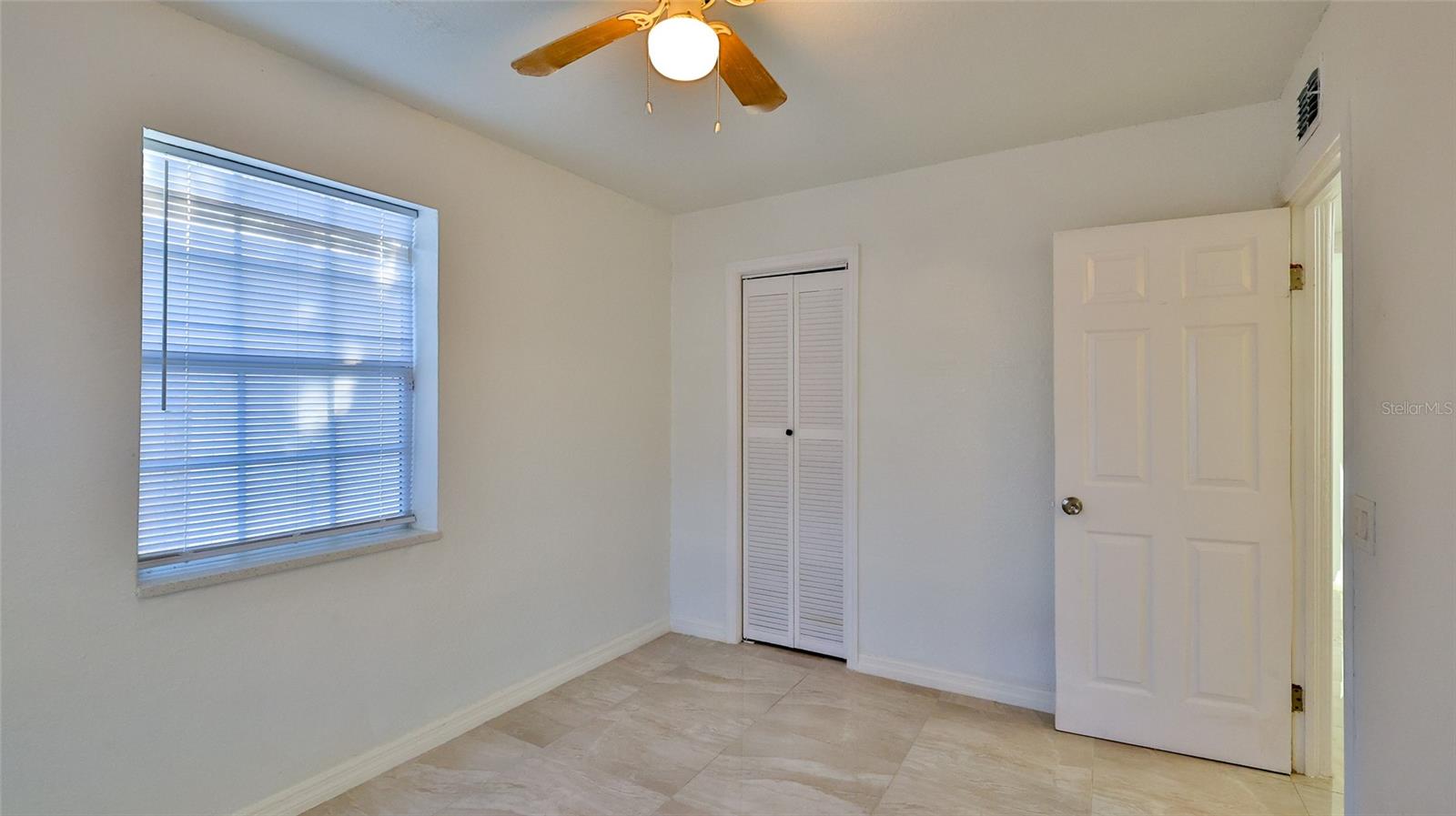 Image 18 of 27 For 326 Hobart Avenue