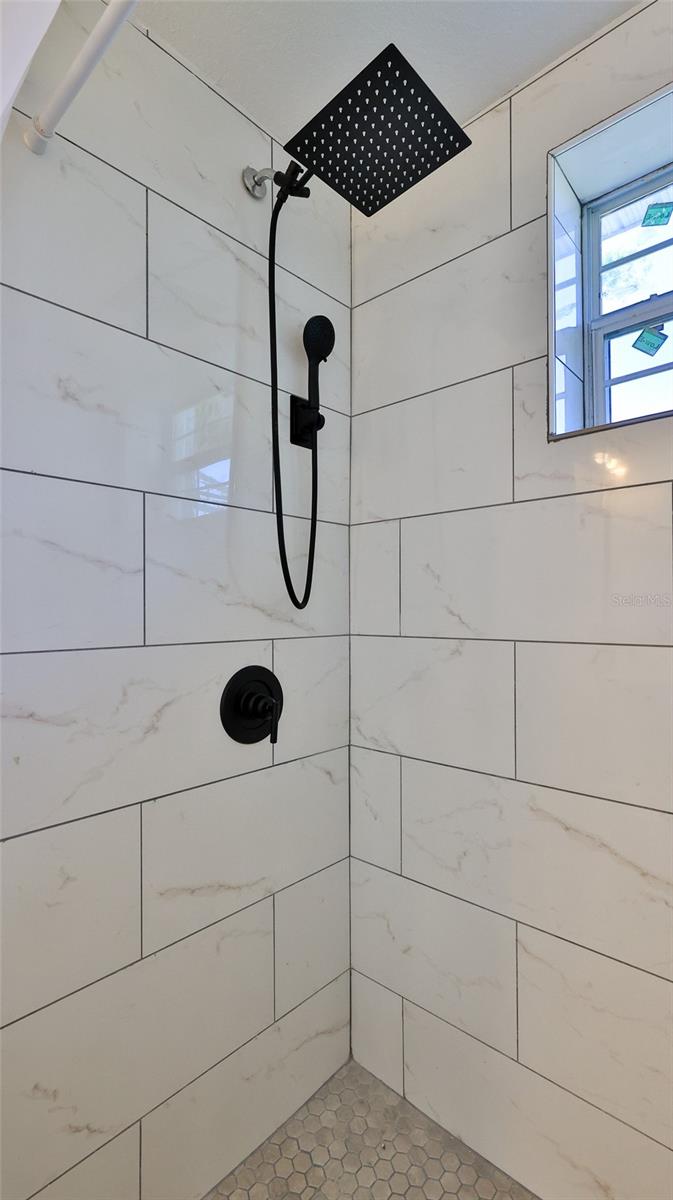 Image 21 of 27 For 326 Hobart Avenue