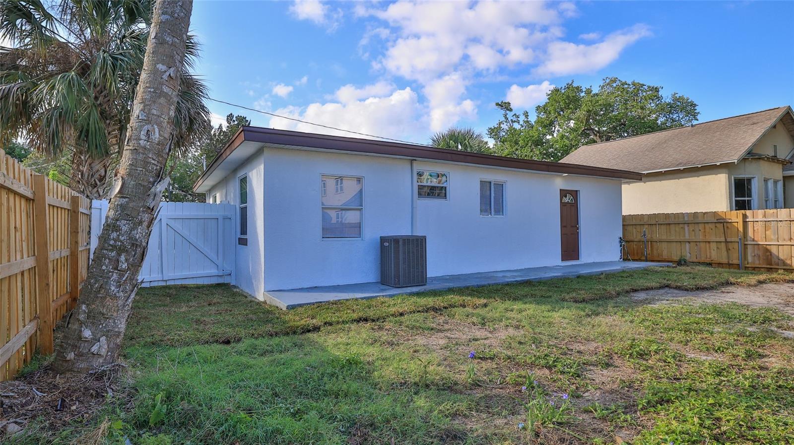 Image 24 of 27 For 326 Hobart Avenue