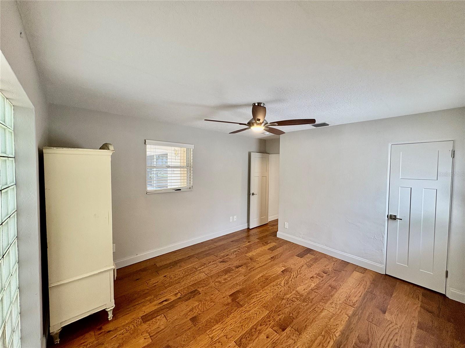 Image 14 of 24 For 438 Lakeview Avenue