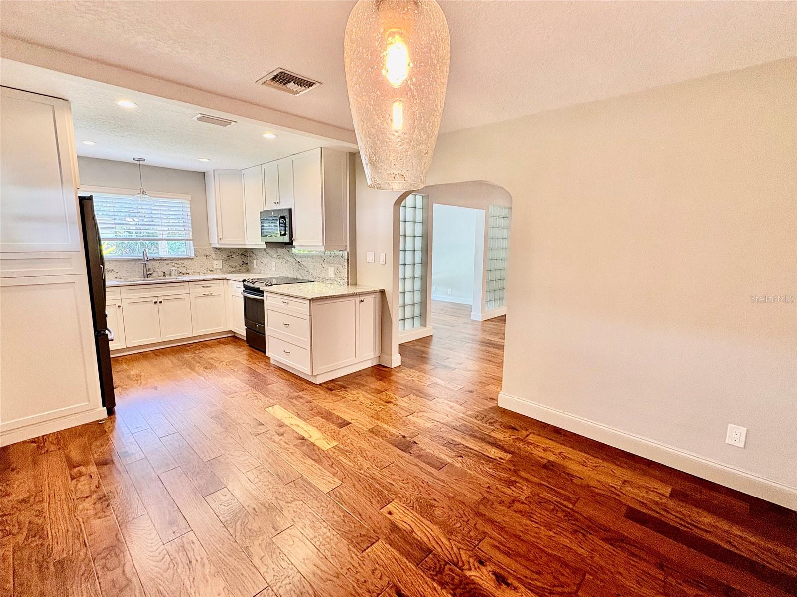 Image 4 of 24 For 438 Lakeview Avenue