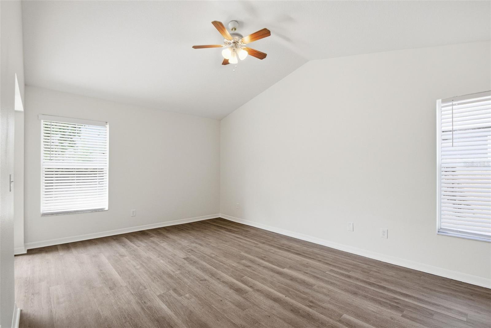 Listing photo id 32 for 11906 Timberhill Drive