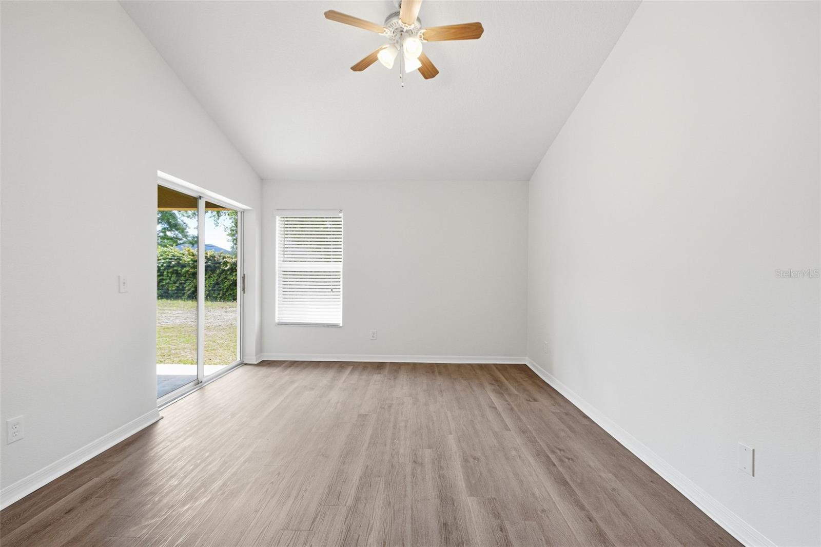 Listing photo id 33 for 11906 Timberhill Drive