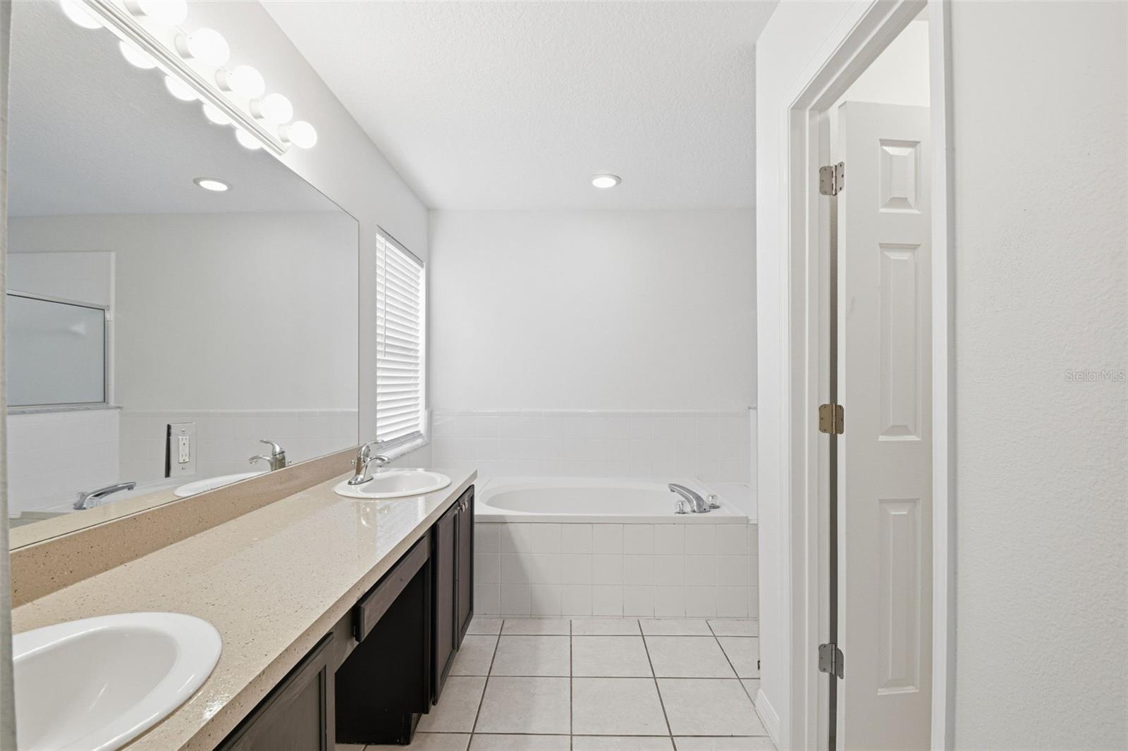 Listing photo id 40 for 11906 Timberhill Drive