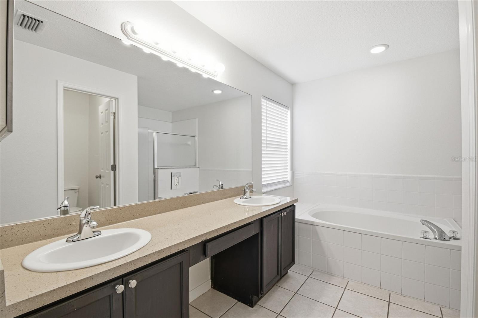 Listing photo id 41 for 11906 Timberhill Drive