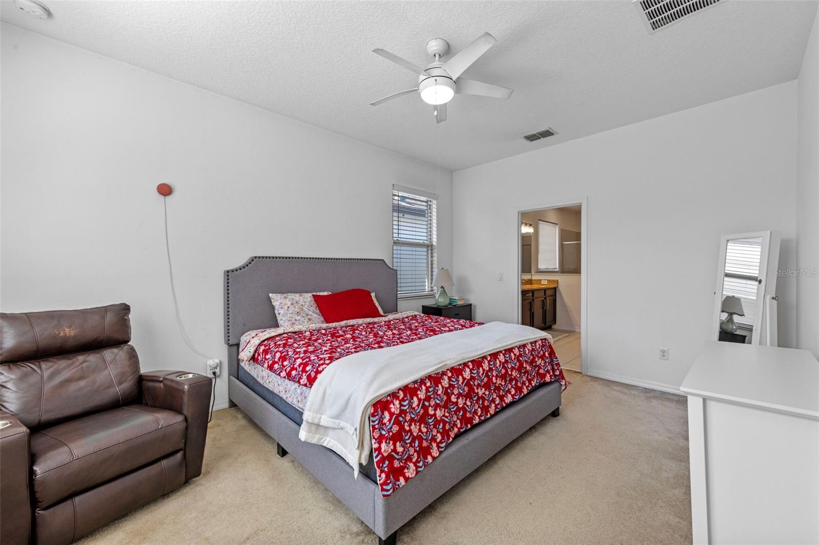 Image 19 of 32 For 985 Fallcreek Point