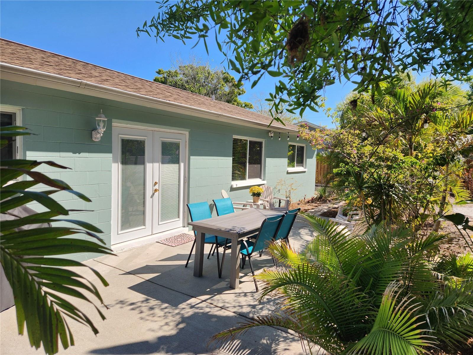 Listing photo id 2 for 6248 109th Avenue N