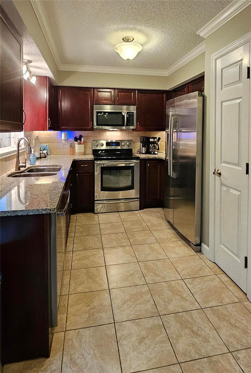 Listing photo id 7 for 6248 109th Avenue N