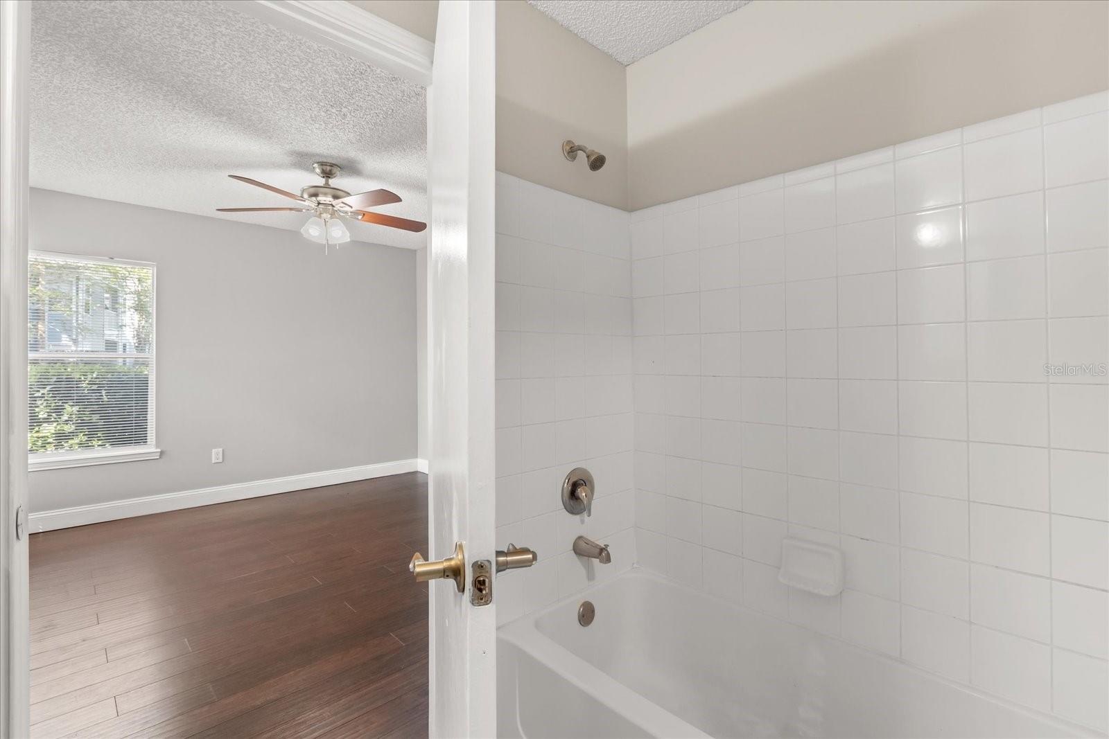 Image 25 of 41 For 2501 Grassy Point Drive 103