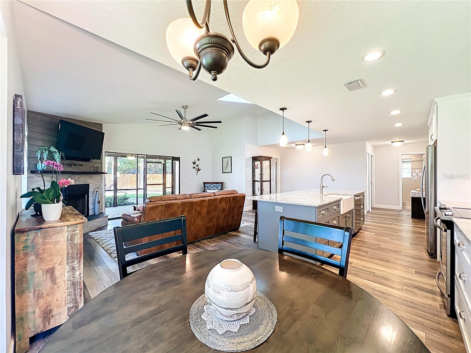 Image 7 of 28 For 630 Falcon Court