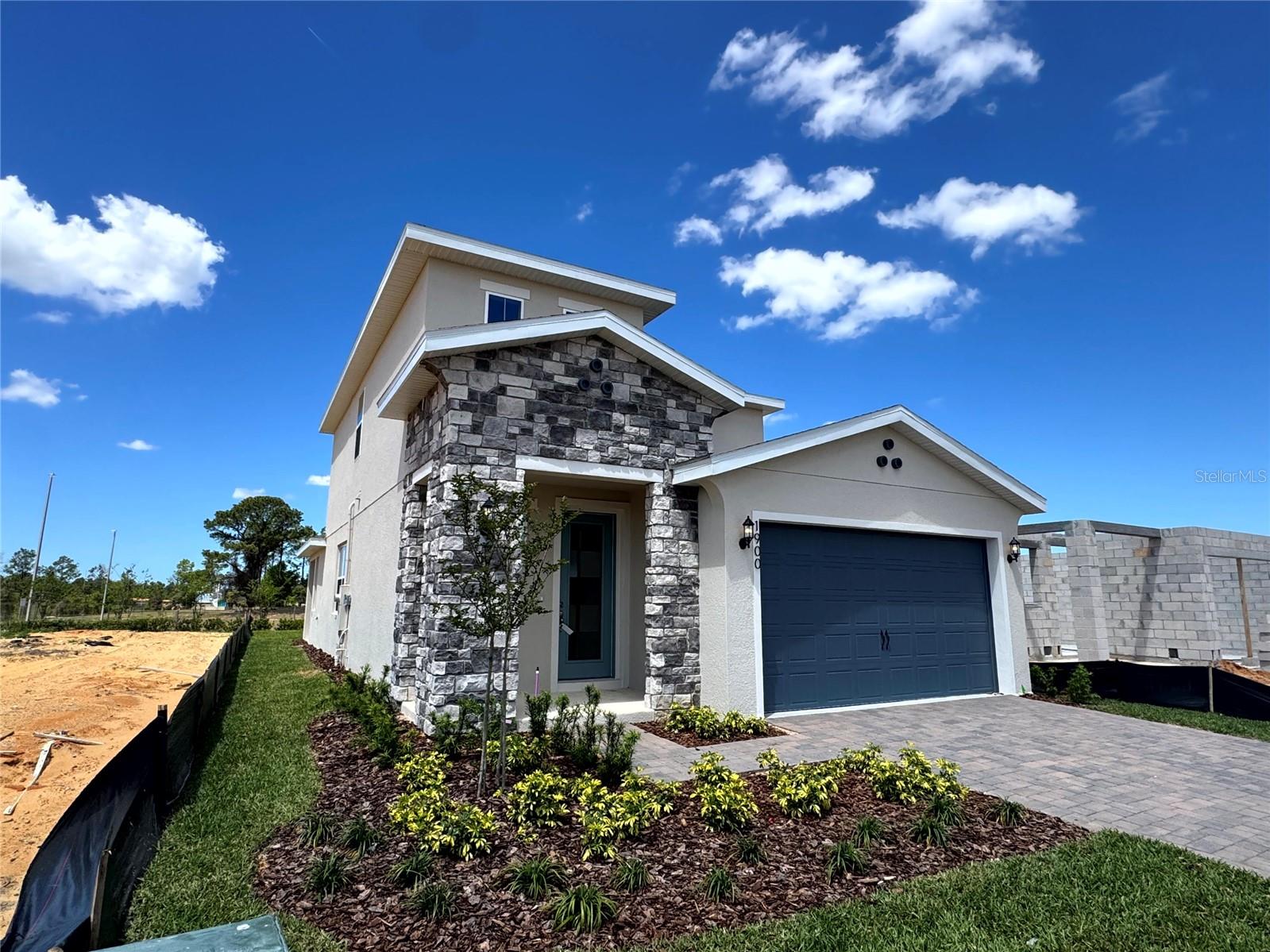 Image 2 of 20 For 1900 Sunshine Peak Dr Drive