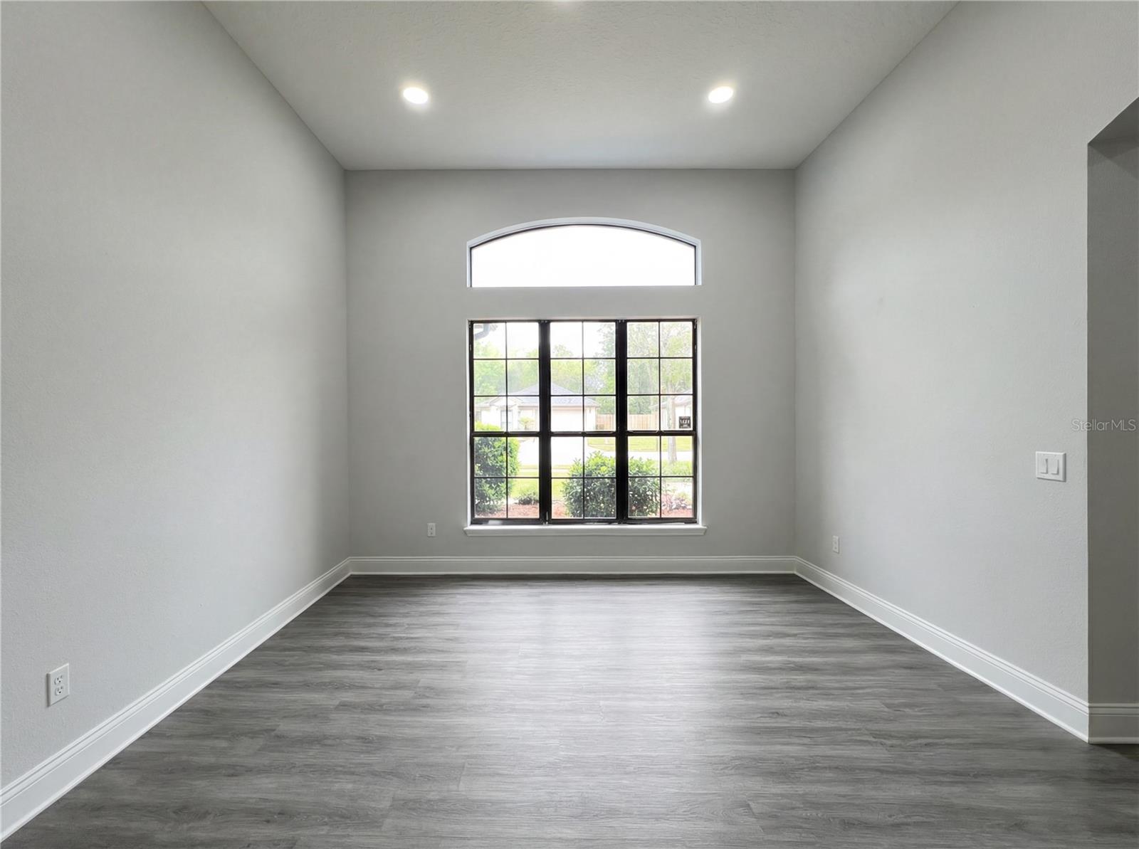 Image 15 of 20 For 216 Blue Crystal Drive