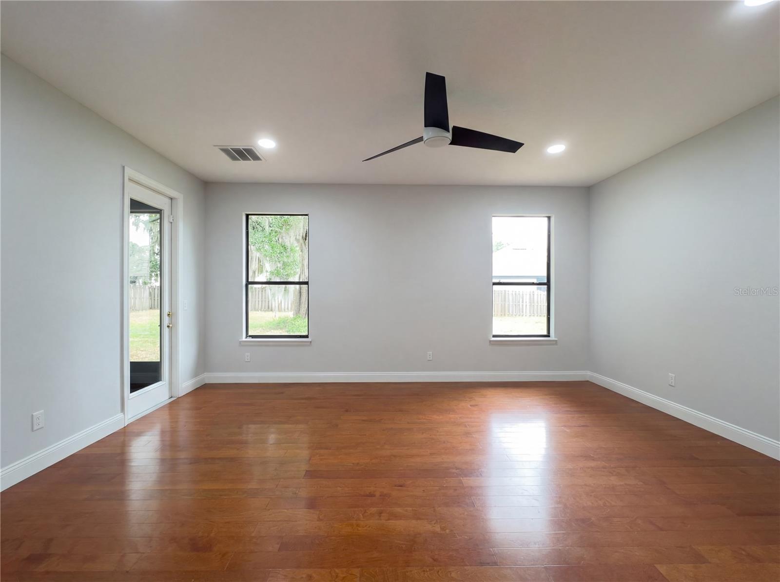 Image 17 of 20 For 216 Blue Crystal Drive