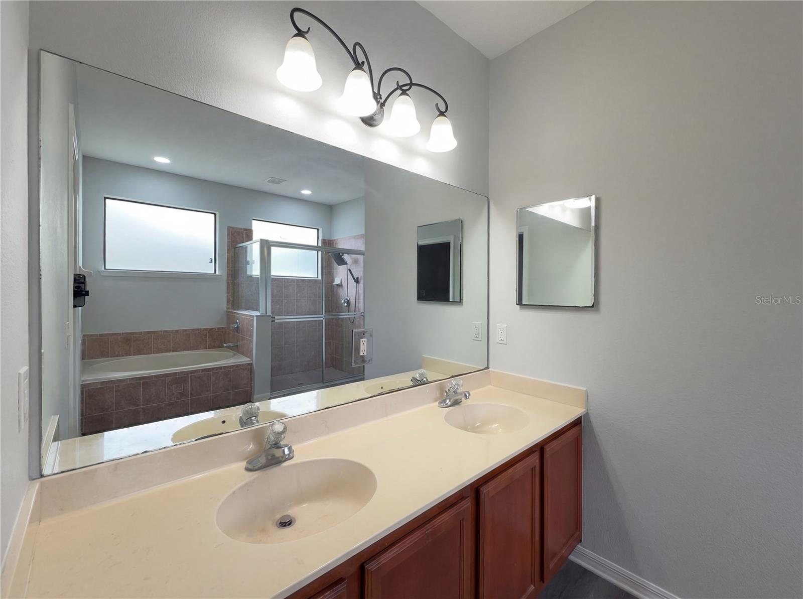 Image 18 of 20 For 216 Blue Crystal Drive