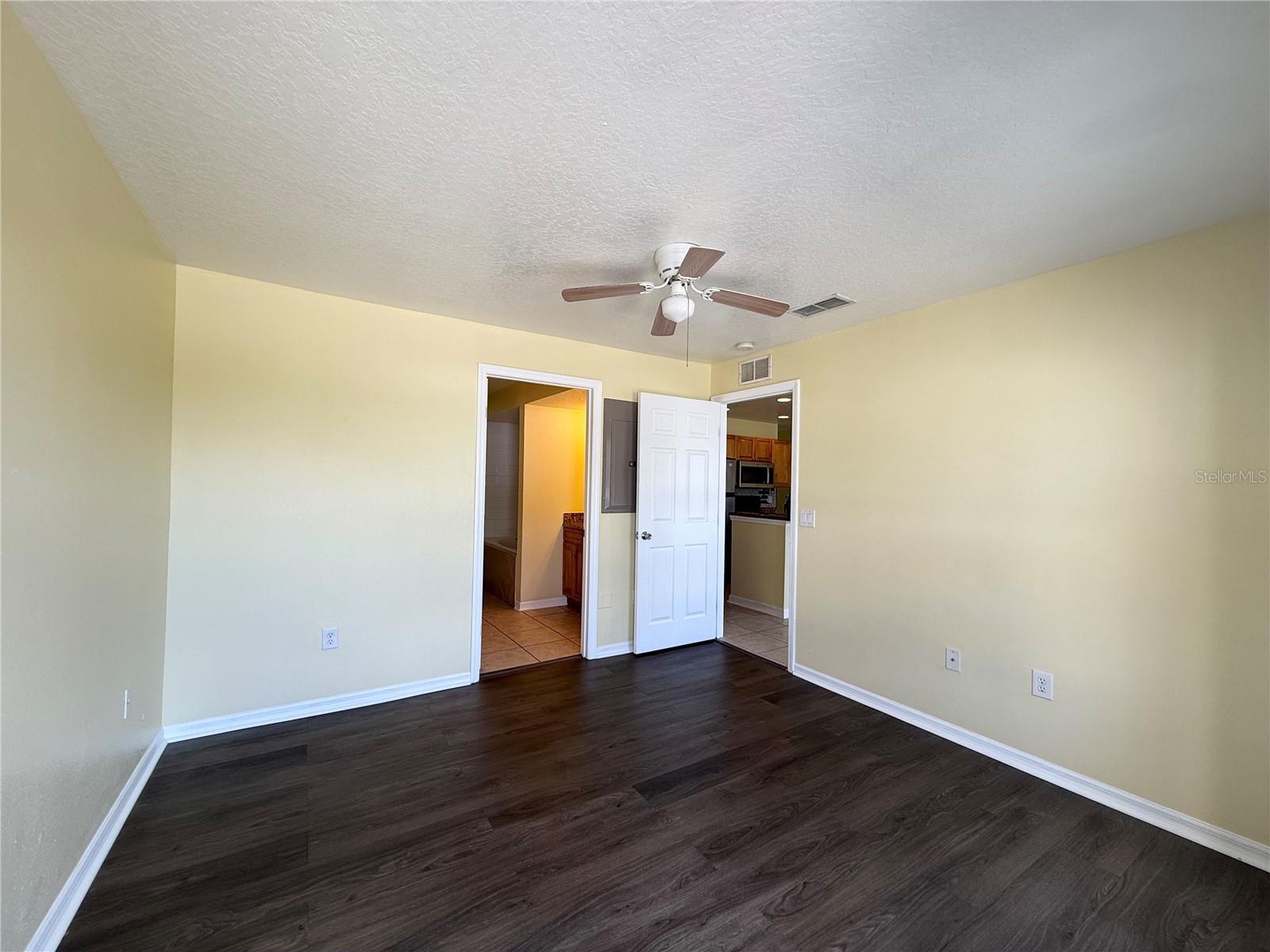 Image 10 of 31 For 121 Melissa Place